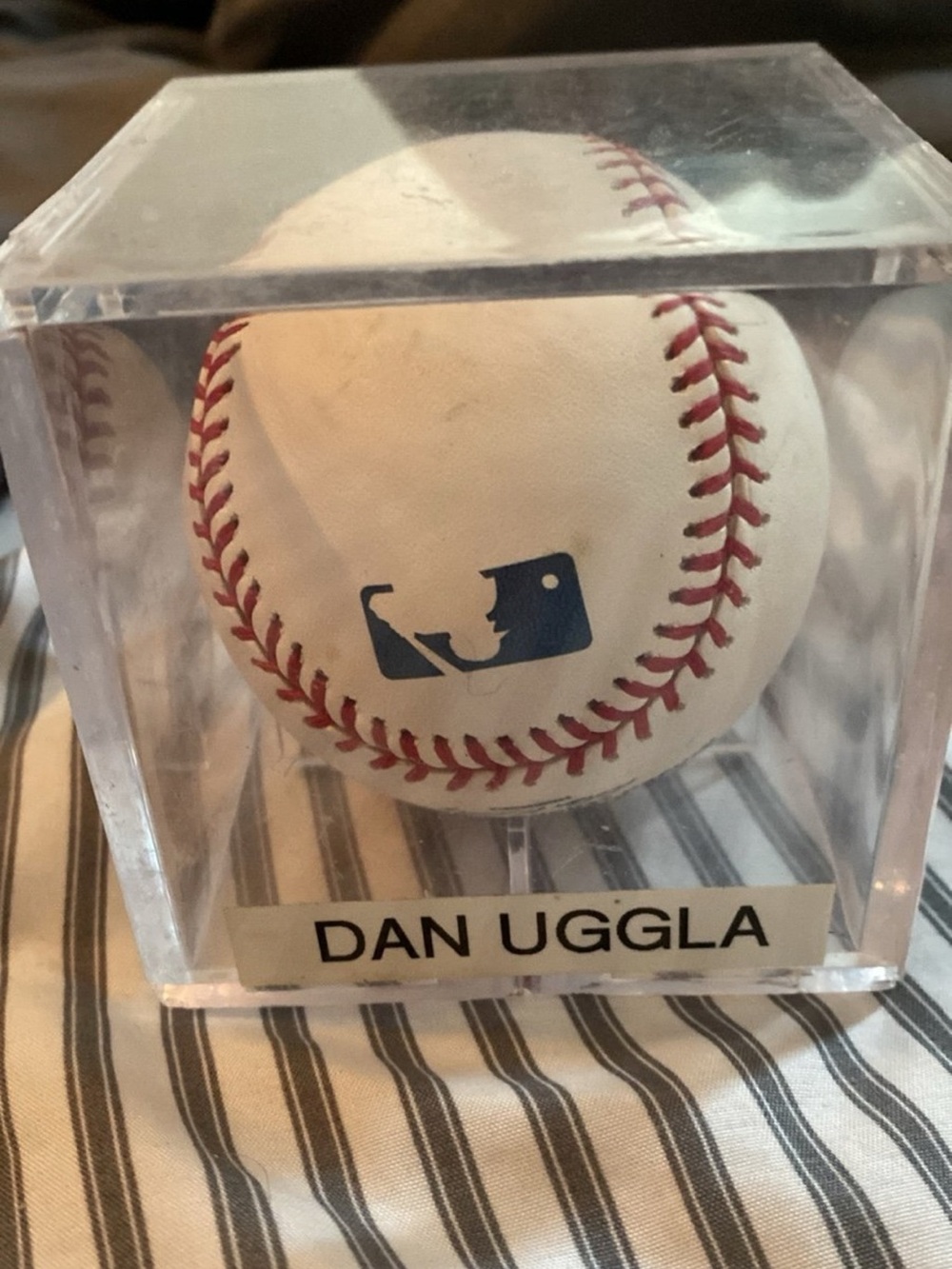 MLB Autograph Dan Uggla White Baseball with Red Stitching and Blue Logo